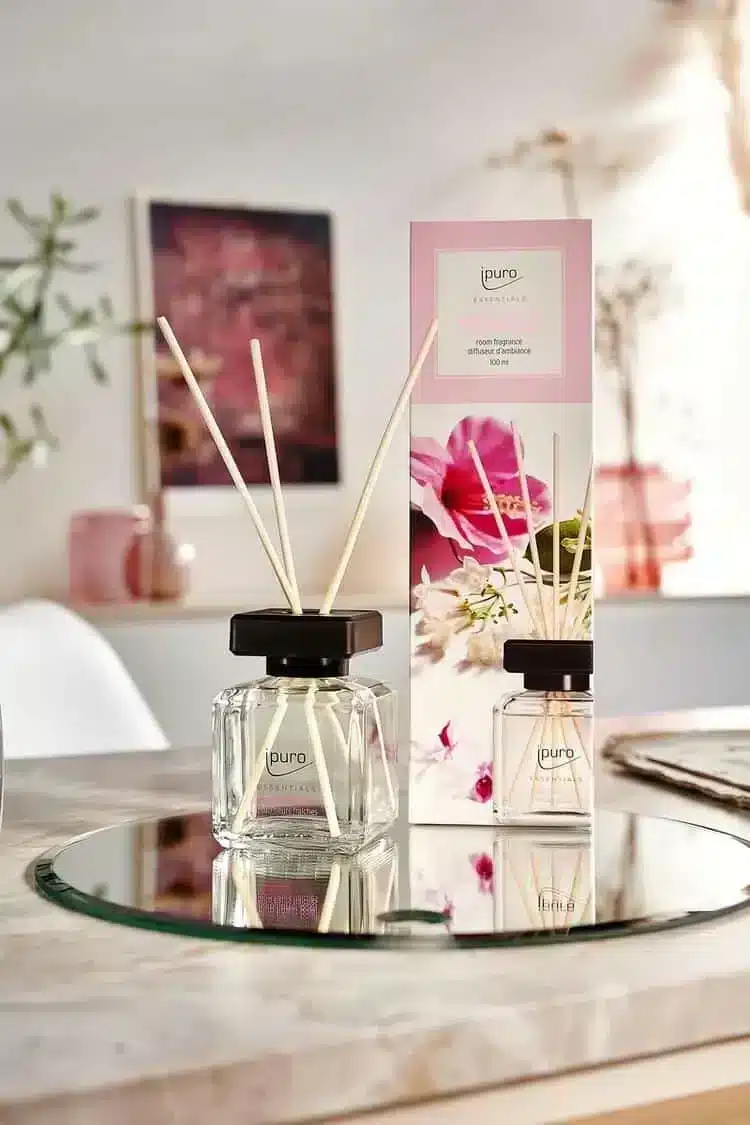 ipuro Essentials Flower Bowl Duftstäbchen auf Spiegeltablett neben der rosa Blumenverpackung