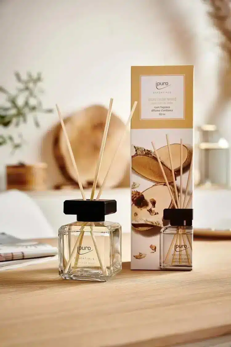ipuro Essentials Cedar Wood Duftstäbchen mit Verpackung in warmen Holztönen auf hellem Tisch
