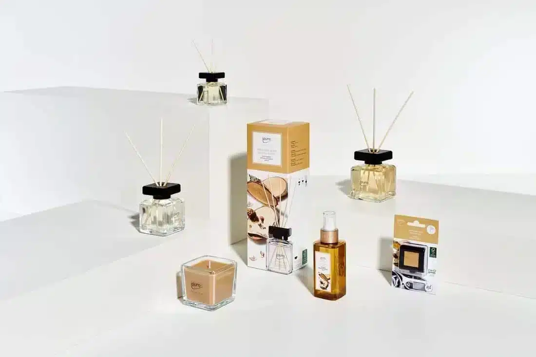 ipuro Essentials Cedar Wood Kollektion mit Duftstäbchen, Raumspray, Duftkerze und Autoduft