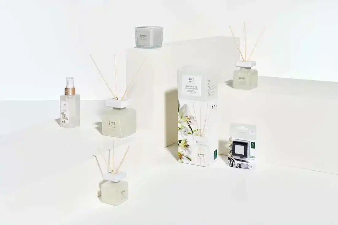 Kollektion Ipuro Essentials White Lily mit Duftstäbchen, Raumspray, Geschenkbox und Autoduft