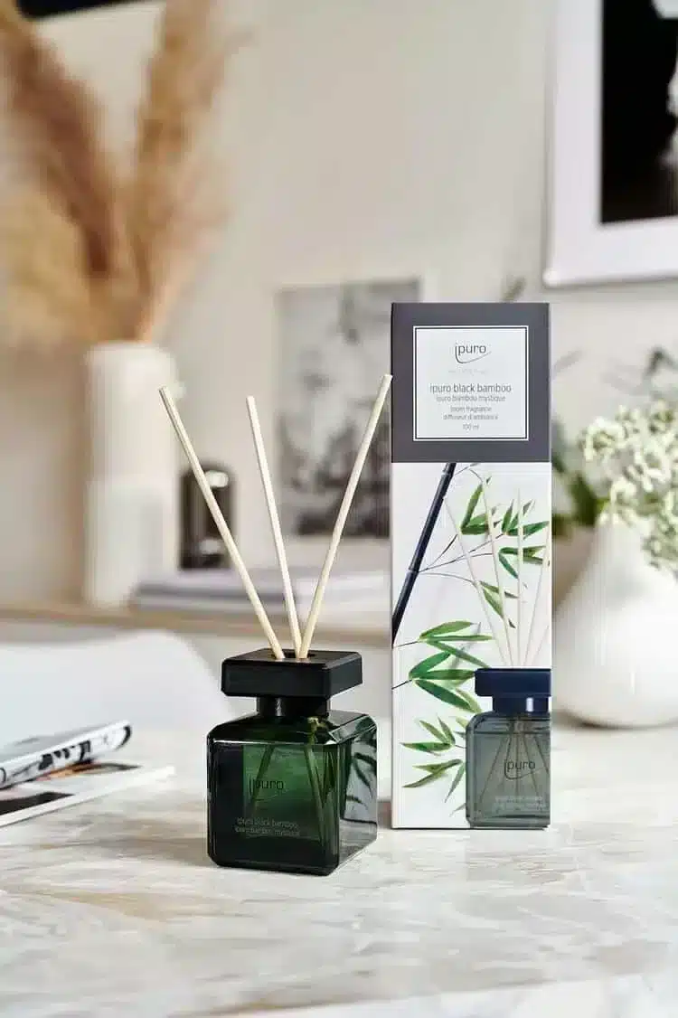 Ipuro Essentials Black Bamboo Duftstäbchen neben Verpackung mit Bambusmuster auf hellem Tisch