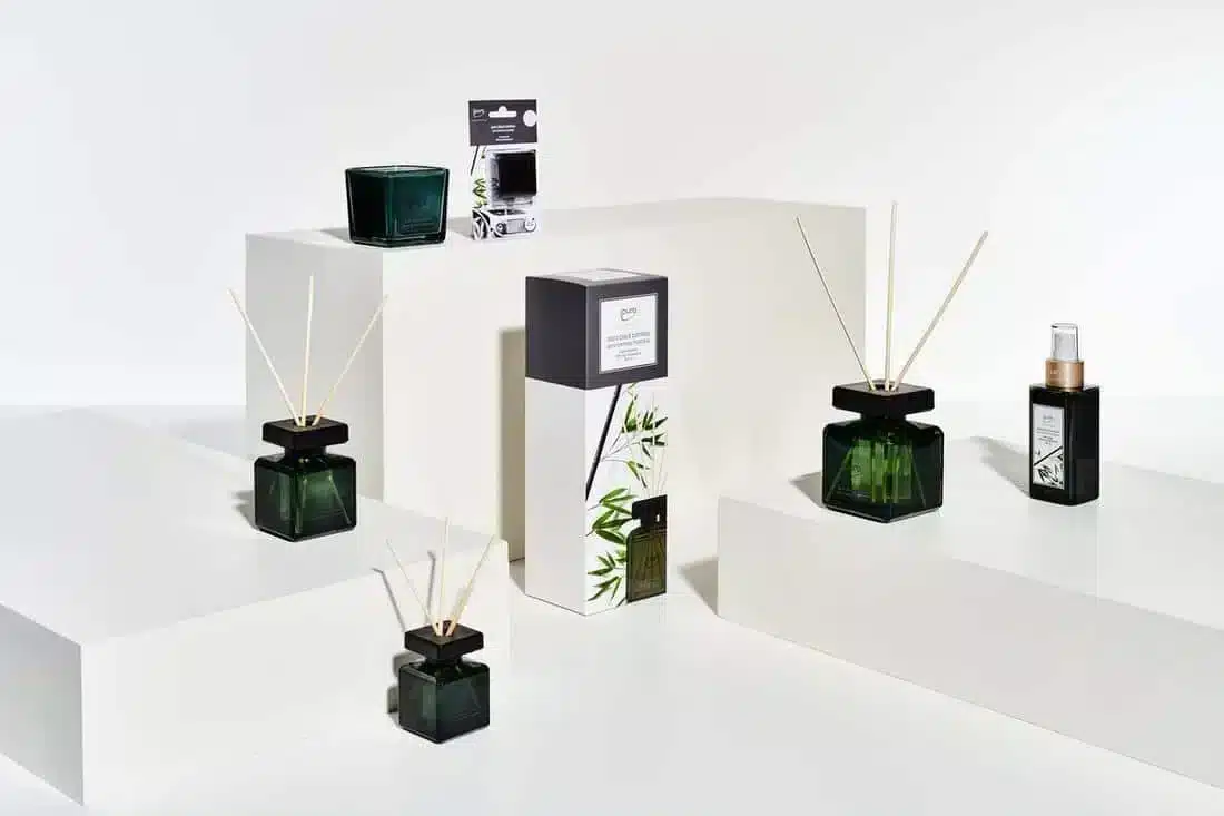Kollektion Ipuro Essentials Black Bamboo mit Duftstäbchen, Raumspray und Geschenkbox mit Bambusmuster