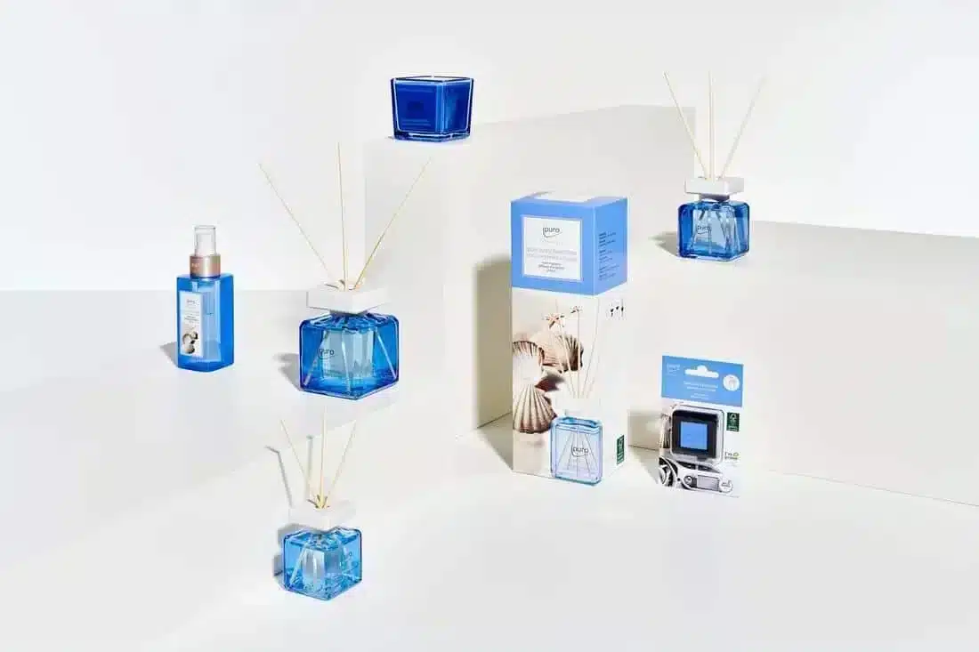 Ipuro Essentials Sunny Beachtime Kollektion mit Duftstäbchen, Kerze, Raumspray und Verpackung in Blau