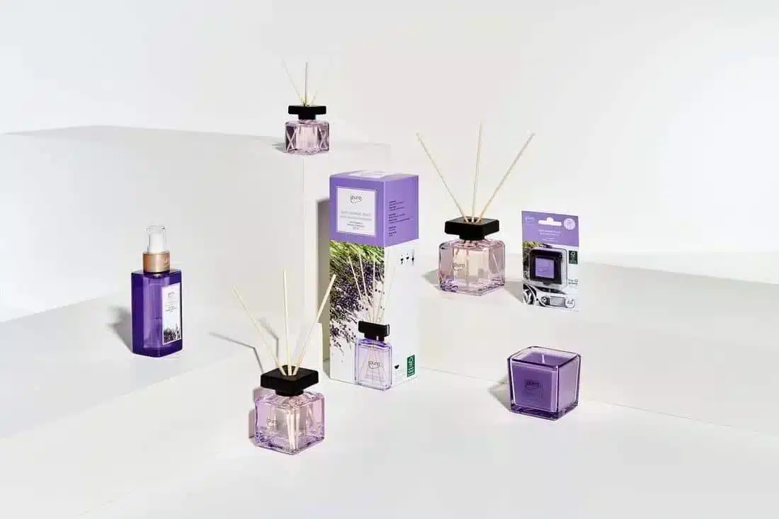 Ipuro Essentials Lavender Touch Kollektion mit Duftstäbchen, Kerze, Raumspray und Verpackung in Lila