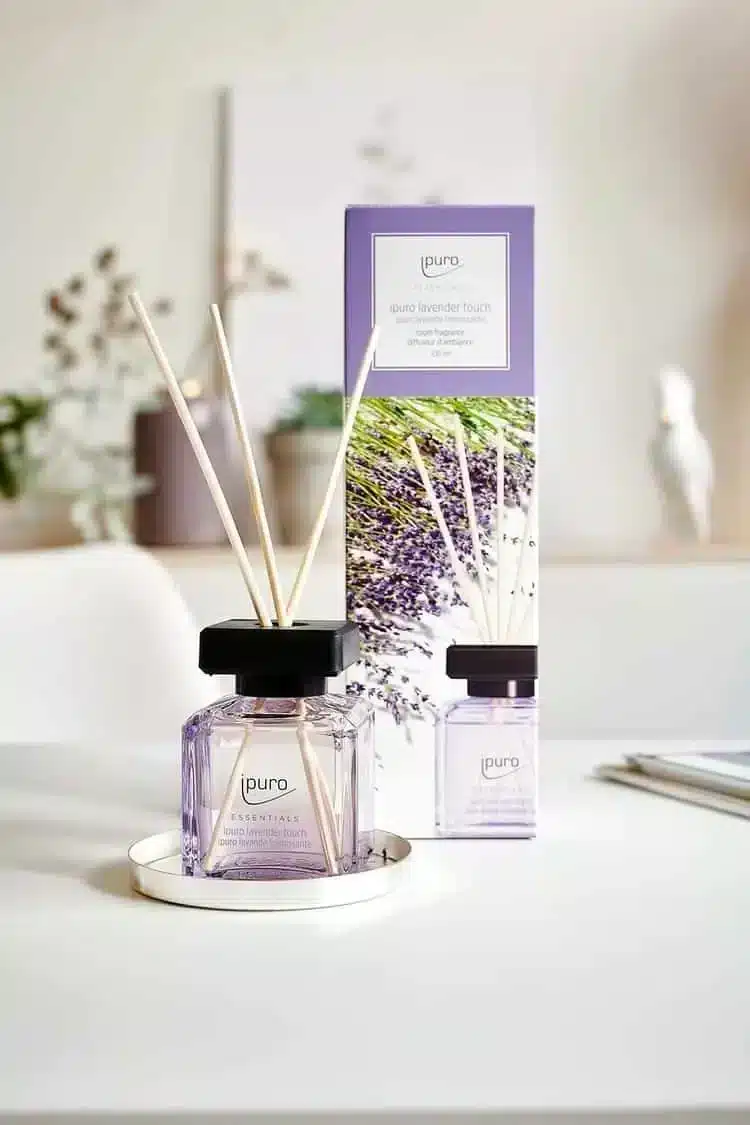 Ipuro Essentials Lavender Touch Duftstäbchen mit Verpackung auf einem Tablett in hellem Raum