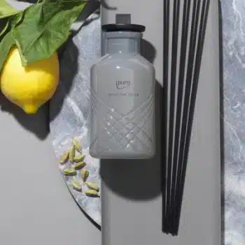 Grauer ipuro Exclusive thé épicé Raumduft 240ml mit Zitrone und Kardamom auf Marmor