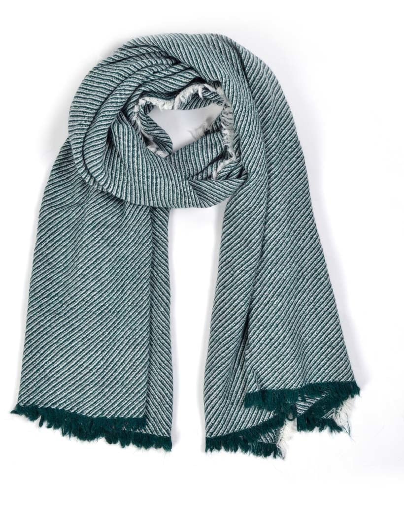 Weicher grüner Schal, ein farbenfrohes Accessoire, das jedem Outfit Wärme und Stil verleiht