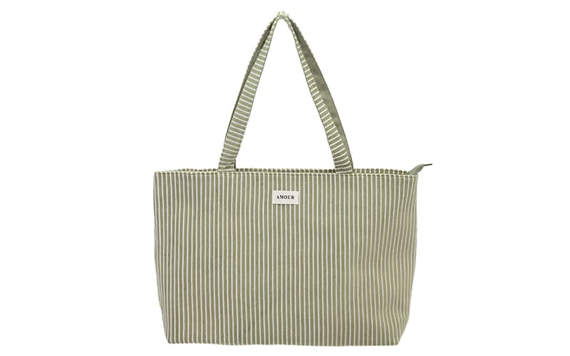 Strandtasche Saverne mit hellgrün-weißem Streifenmuster und AMOUR-Etikett