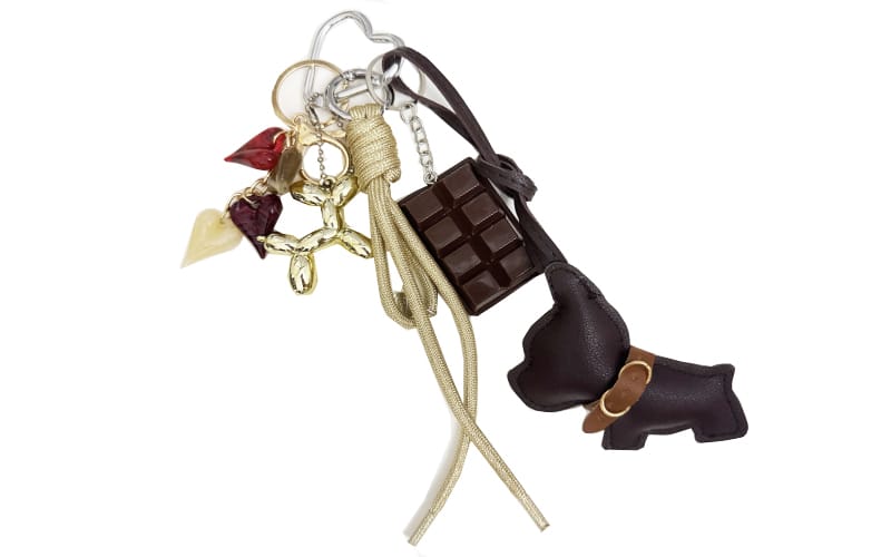 Camel Freekje Schlüsselanhänger mit braunem Hund, Schokoriegel und Charms