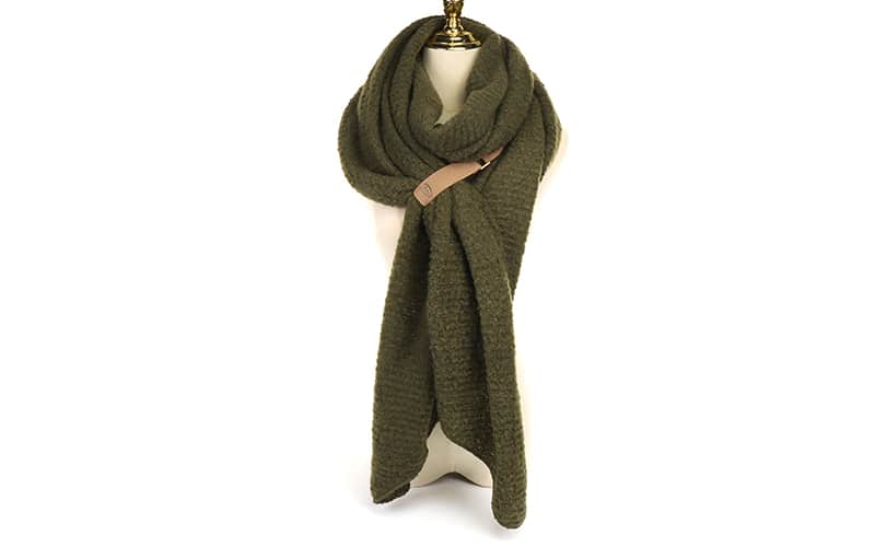 Dark Green Saalbach Schal, dunkelgrün gestrickt, an einer Schaufensterpuppe getragen